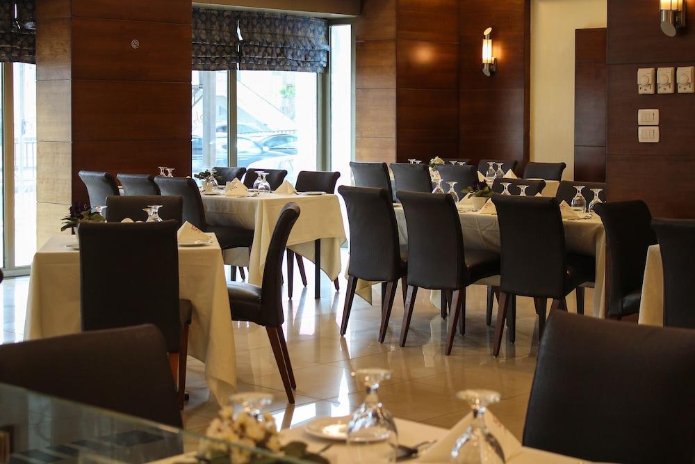 Retaj Hotel Аман Екстериор снимка